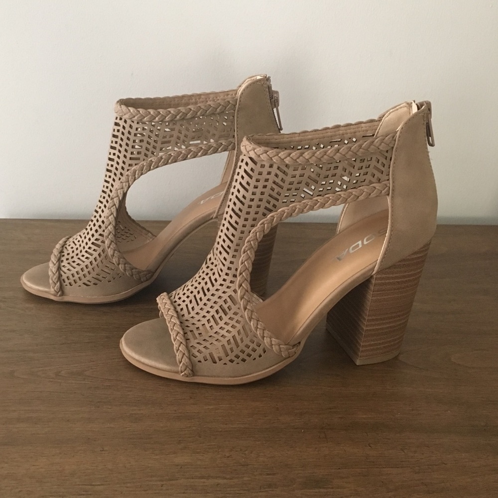 NWT Taupe Chunky Heel Open Toe Sandals